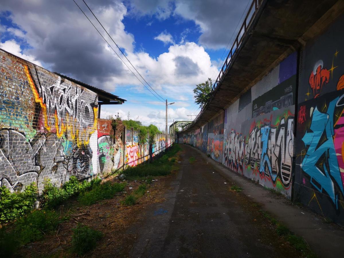 Ghostel 1St - Aventure Alternative - Guest House - Arts-Factory-Experience - For Artists, Makers And Open Minds - Attention, We Are Not A Hotel And Are Not Adapted For Everybody - Read Host Warnings Before Reservation - Www,Providence,Be Asbl Charleroi Dış mekan fotoğraf